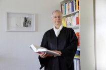 Юрист читает учебник в офисе — стоковое фото