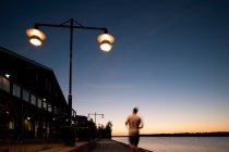 Mann joggt am Wasser, lulea, schweden — Stockfoto