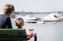 Vista posteriore del bambino maschio e padre che osserva le barche nel porto, Somerniemi, Finlandia — Foto stock