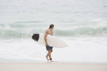 Австралійський серфер з дошки для серфінгу на пляжі — стокове фото