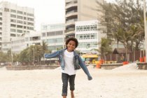Хлопчик насолоджується пляжем, Ріо-де-Жанейро, Бразилія — стокове фото