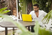 Homem usando laptop no pátio ao ar livre — Fotografia de Stock