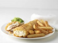 Plate of battered cod and chips — Stock Photo