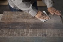 Tischler glättet Oberfläche von Holzplanken mit Schleifpapier in Fabrik, Jiangsu, China — Stockfoto