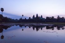 Angkor Wat al amanecer - foto de stock