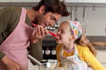 Pai e filha cozinhar — Fotografia de Stock