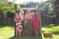 Fünf Mädchen kaufen und verkaufen frische Limonade am Limonadenstand im Park — Stockfoto