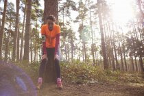 Donna matura corridore prendendo una pausa in una foresta — Foto stock
