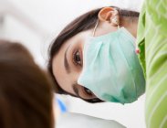 Dentist with patient in surgery — Stock Photo