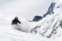 Середині дорослої людини на лижах вниз, Обергургль, Австрія — стокове фото