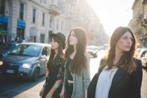 Tre giovani donne che passeggiano per strada — Foto stock