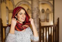 Mujer joven en la mezquita, con pañuelo en la cabeza, Estambul, Turquía - foto de stock