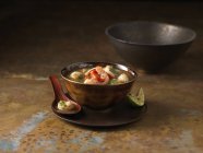 Миска томатно-смачного супу з креветками, чилі та вичавленим лаймом — стокове фото