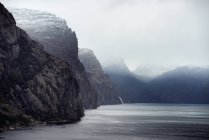 Misty view of Lysefjord, Rogaland County, Noruega - foto de stock