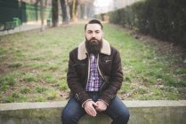 Молодий бородатий чоловік у парку — стокове фото