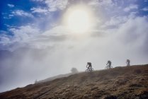 Три люди на гірських велосипедах, Вале, Швейцарія — стокове фото