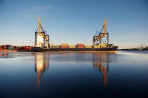Recipienti a bordo di navi in container port — Foto stock