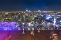 Blick auf Midtown Manhattan und Touristen in der Nacht, New York, USA — Stockfoto
