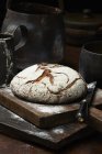 Свежий выпеченный органический хлеб — стоковое фото