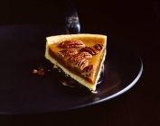 Ломтик орехового пирога на тарелке, крупным планом — стоковое фото