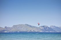 Kitesurfer no mar, Maiorca, Espanha — Fotografia de Stock