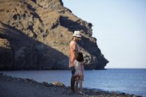 Pai e filha junto à água do mar, Costa Brava, Catalunha, Espanha — Fotografia de Stock