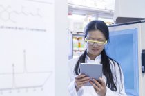 Wissenschaftlerin liest digitales Tablet im Labor — Stockfoto