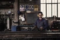 Портрет мужчины-сварщика в интерьере мастерской — стоковое фото