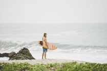 Австралийский серфер с доской для серфинга, Бакочо, Пуэрто-Эскондидо, Мексика — стоковое фото