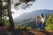 Mutter & Tochter mit Blick auf Berge — Stockfoto