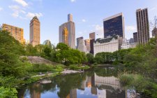 Skyline in lago di riflessione a Central Park — Foto stock