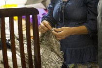 Colpo ritagliato di cucitrice cucire in officina — Foto stock