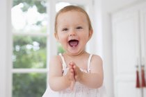 Bébé fille applaudissements mains, portrait — Photo de stock