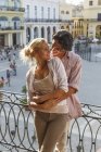 Romántica pareja joven abrazándose en restaurante balcón en Plaza Vieja, La Habana, Cuba - foto de stock