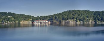 Fjord und fernes Dorf — Stockfoto