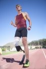 Sprinter de pie con pierna protésica en el estadio - foto de stock