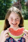 Mädchen isst eine Wassermelone im Freien — Stockfoto