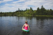 Vue arrière de la jeune fille avec anneau en caoutchouc dans Indian River, Ontario, Canada — Photo de stock