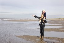 Homem adulto médio dando filha passeio de ombro na praia, Bloemendaal aan Zee, Países Baixos — Fotografia de Stock