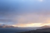 Vista sobre fiordo y agua - foto de stock