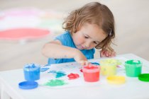 Menina brincando com cores — Fotografia de Stock