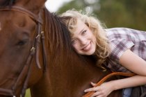 Giovane donna su un cavallo — Foto stock