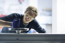 Fabrik-Ingenieur testet Maschinen in Fabrik — Stockfoto