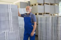 Trabalhador da fábrica em movimento e empilhamento de papelão — Fotografia de Stock
