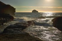 Acantilados rocosos y mar al amanecer - foto de stock