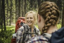 Über-Schulter-Blick auf Teenager-Mädchen und junge Wanderinnen im Wald, rote Lodge, Montana, USA — Stockfoto