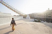 Seniorin spaziert durch boudhanath, kathmandu, nepal — Stockfoto