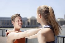 Runners stretching on riverfront, Wapping, Londra — Foto stock