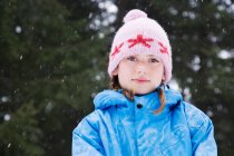 Chica con sombrero de lana sonriendo - foto de stock