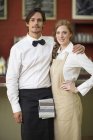 Retrato de camarera y camarera en restaurante - foto de stock